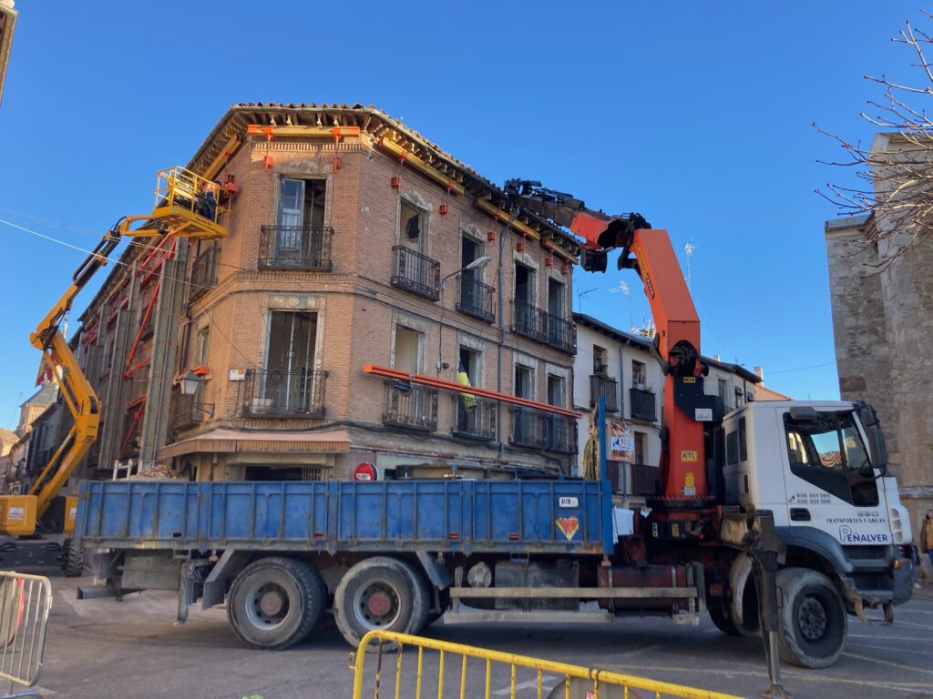 Camión grúa en obra de vivienda